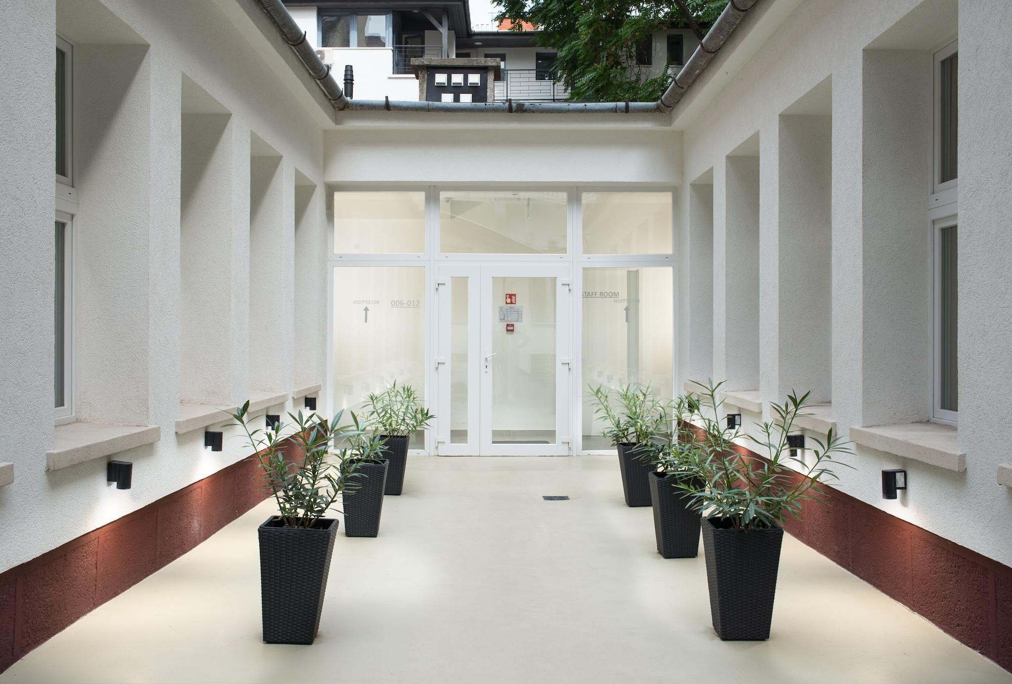 Res City Residence Hotel บูดาเปสต์ ภายนอก รูปภาพ